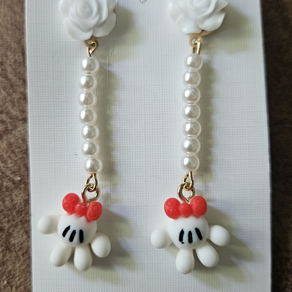 Disney White and Red Minnie Mouse Earrings - Picture 1 of 2